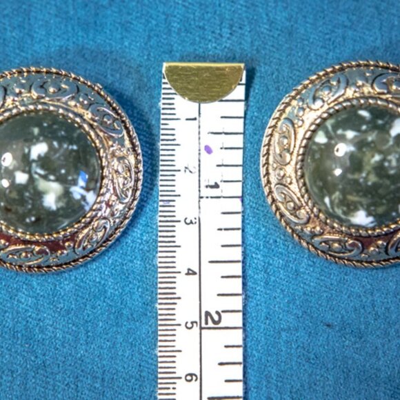 VINTAGE Gold Tone Clip On Dome Earrings GREEN/WHITE Marble - Picture 8 of 8